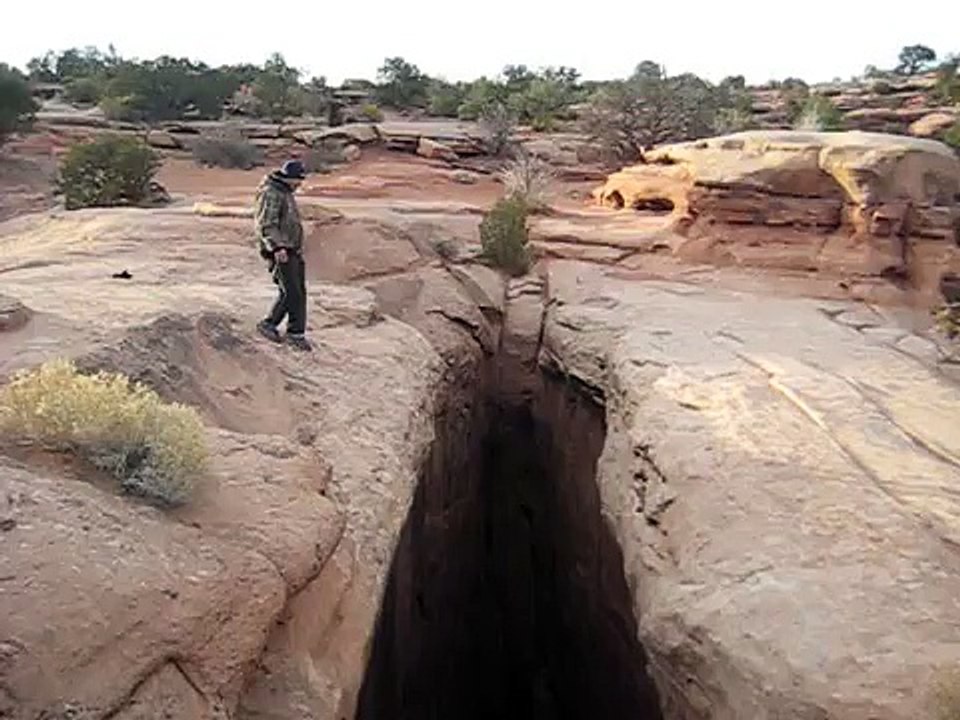Il saute au-dessus d'un précipice de 30 mètres