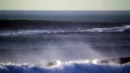 Un bateau secoué par une énorme vague