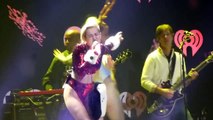 La danse très suggestive de Miley Cyrus avec le Père Noël