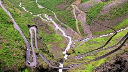 Il descend une route de montagne à l'envers sur son vélo