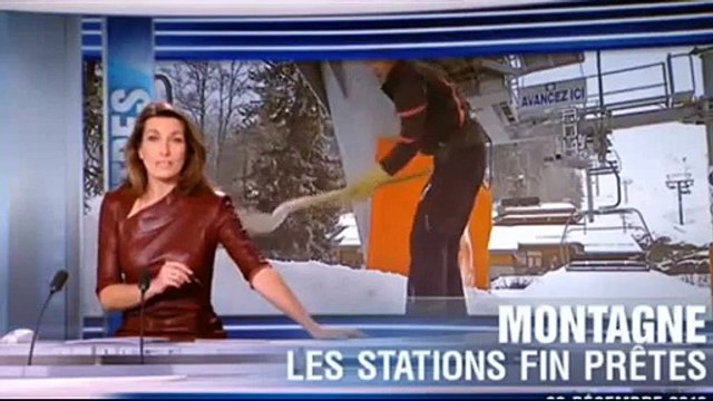 Anne-Claire Coudray présente le JT de Noël en cuir et sans soutien-gorge