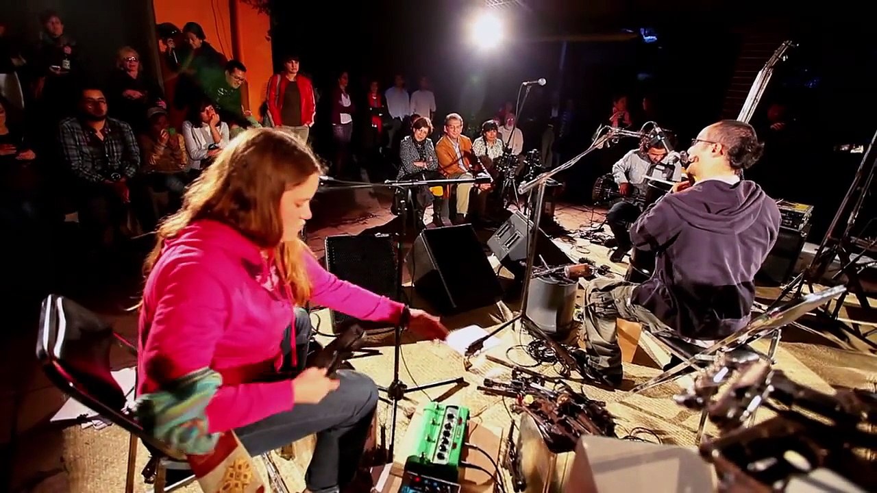 Un artiste mexicain transforme des armes du Cartel en instruments de musique