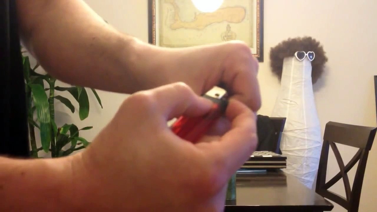 Il allume une bougie en lançant une boule de feu avec sa main