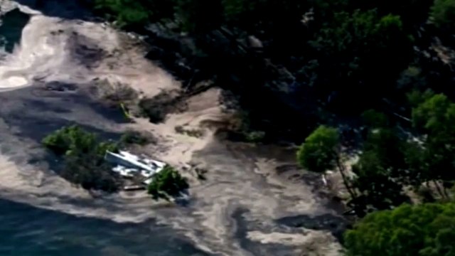 Une plage s'effondre sous les tongs des touristes