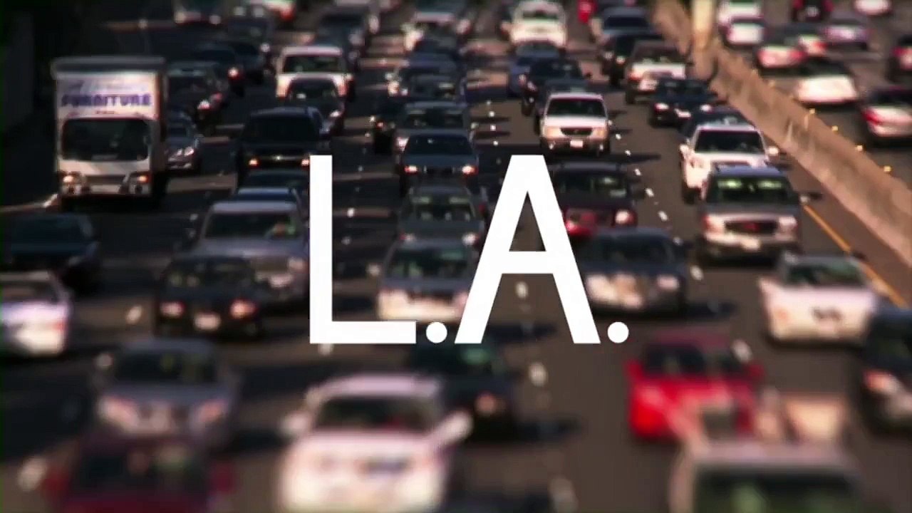 Une top model essaie la même robe qu'une cliente lambda