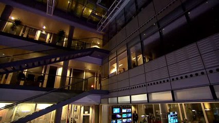 David Pujadas arrive en retard au JT