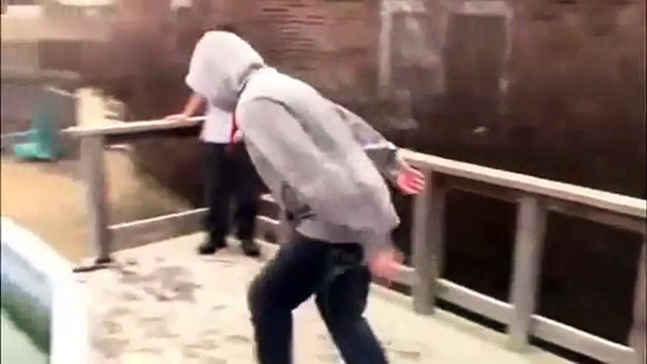 Sauter sur un matelas posé sur une piscine gelée ? Très, très mauvaise idée