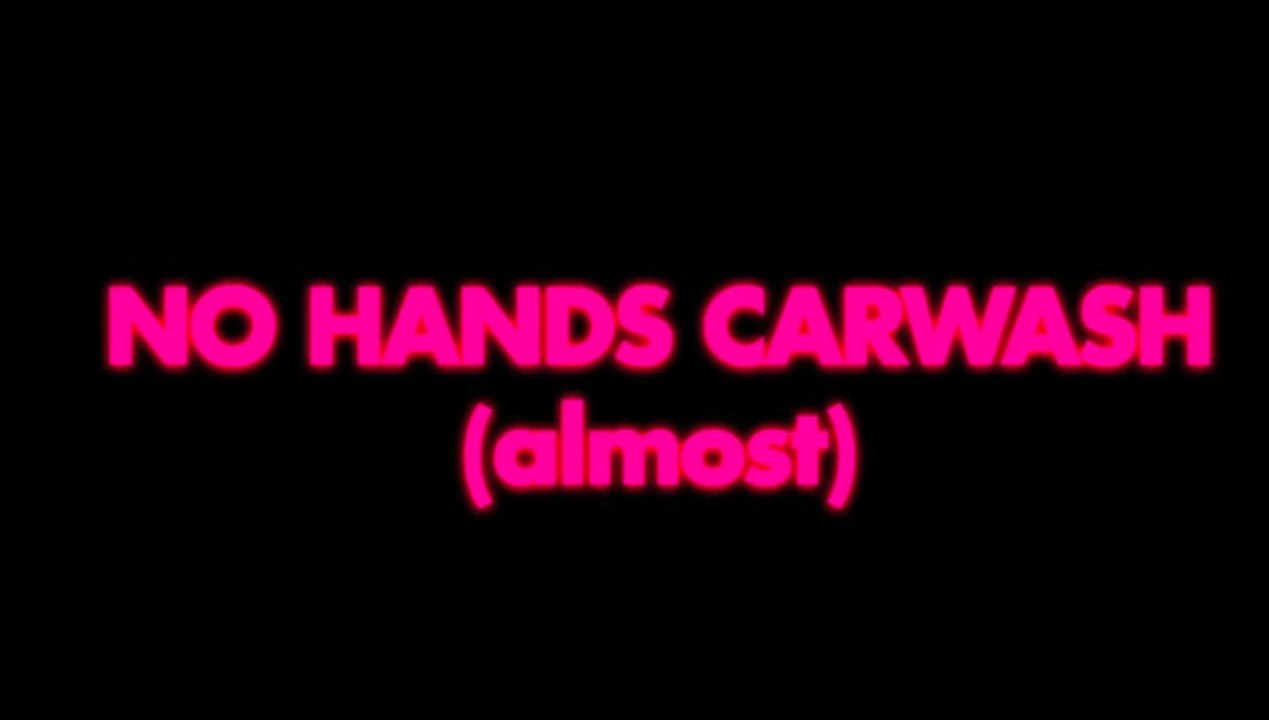 Des femmes en bikini lavent une voiture sans les mains