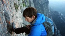 Il escalade sans protection un mur lisse de 500m de haut