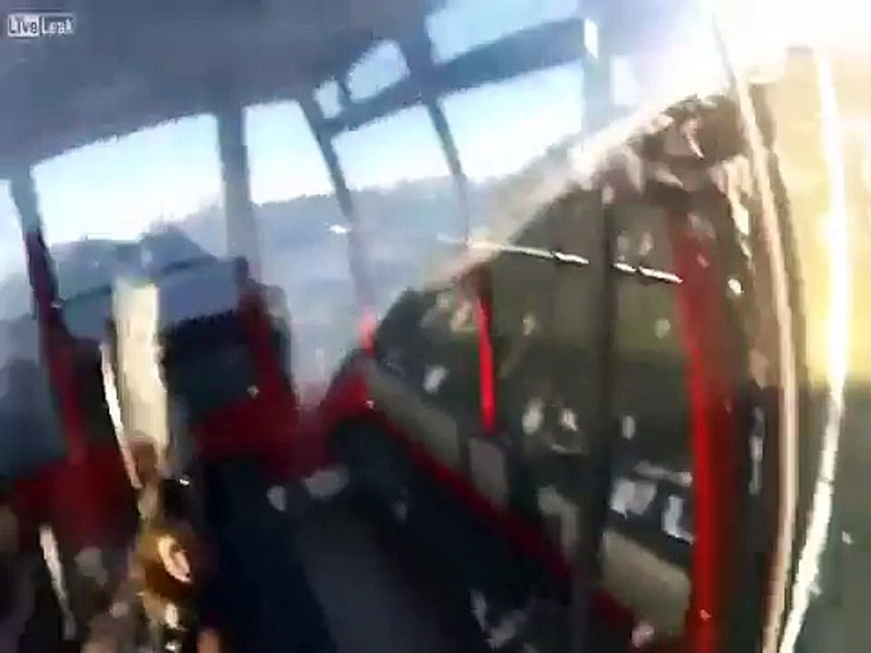 Il saut en base jump d'un téléphérique