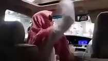 ‫سعودی عرب کا وی آئی پی عرب شیخ جو اپنی کار میں بیٹھے بیٹھے شیطان کو کنکریاں مار رہا ہ