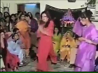 Leaked Video of Saba Qamar Dancing in House When She Was Young