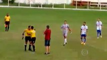 Un arbitre brésilien sort un pistolet en plein match