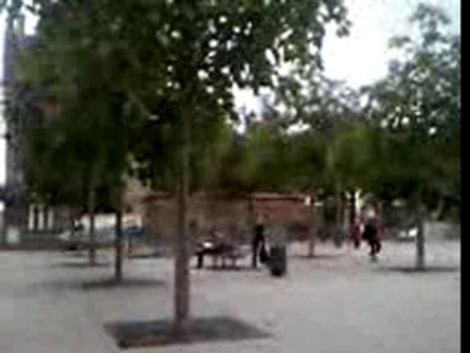 Un monsieur fait du vélo