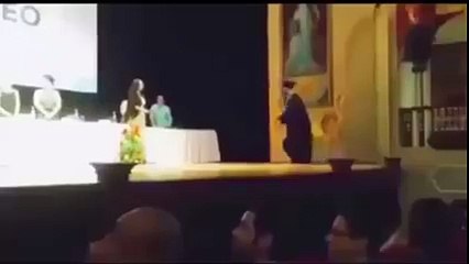 Lên bục nhận bằng tốt nghiệp và ăn mừng như CR7