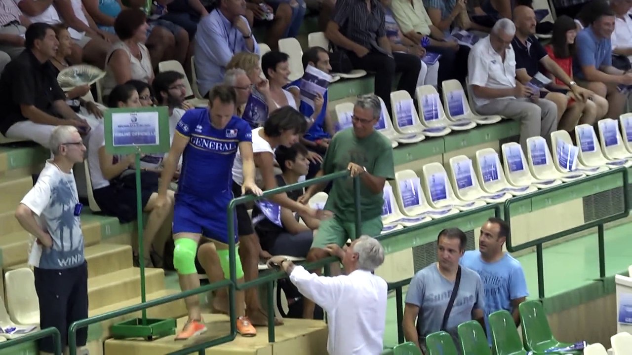 Rémi Gaillard pranks World Champion Volleyball team (official picture)