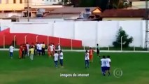 Referee pulls a gun during a match. Arbitro saca una pistola durante partido en Brasil