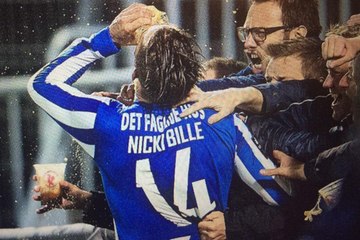 Il célèbre son but en buvant la bière d'un spectateur