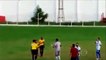 Un arbitre brésilien sort un pistolet durant un match de football !