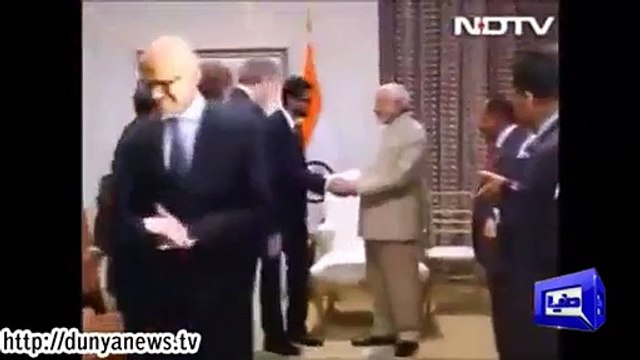 Daikhein MIcrosoft CEO modi sy hath mla kr apny hath saf kiye