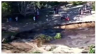 Giant sinkhole in Australia -  Agujero gigante aparece en playa