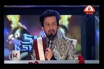 Daikhein Atif Aslam ny Asha Bhosely ka kesa mun band karaya