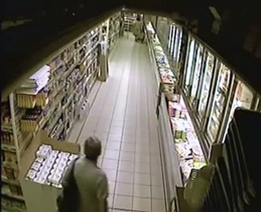 Frau scheißt im Supermarkt auf den Boden [Offiziell] video Dailymotion