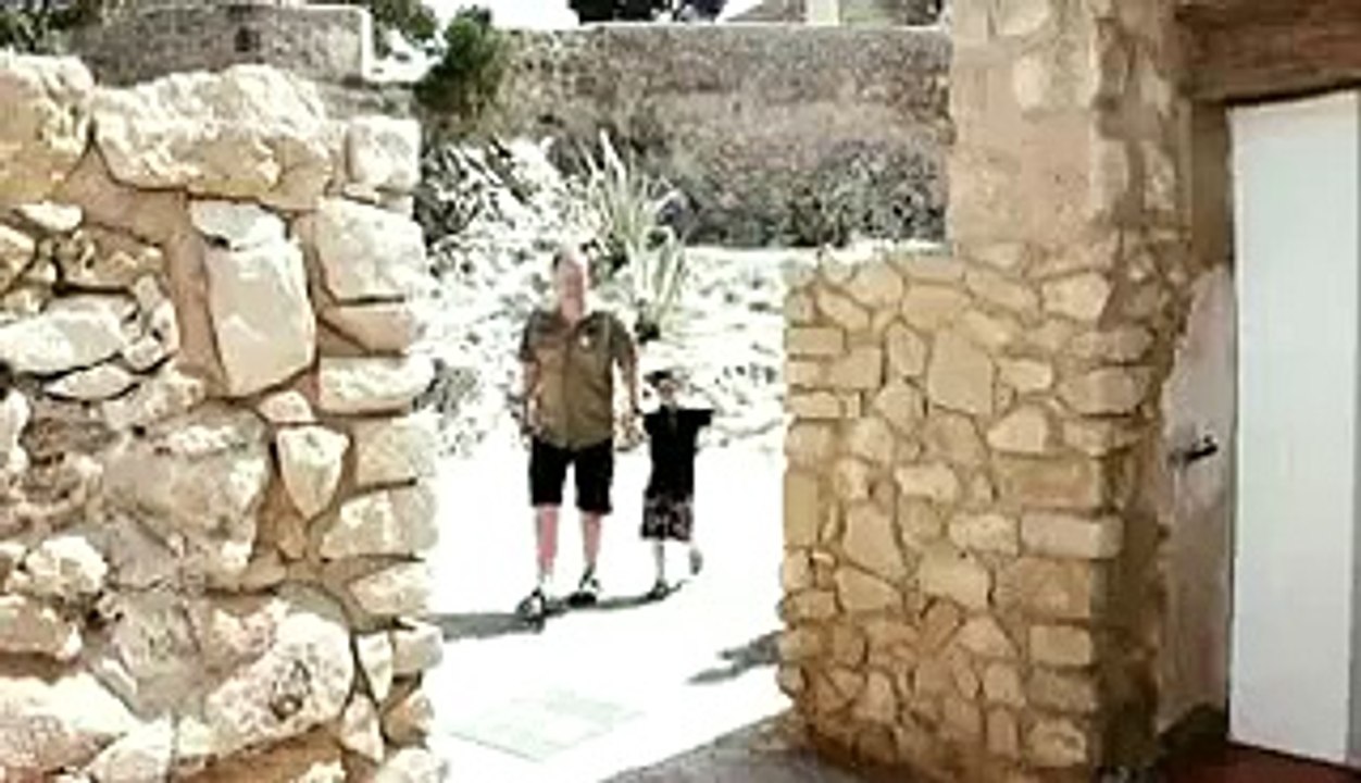 Mann kackt auf einer Toilette einen Mann an