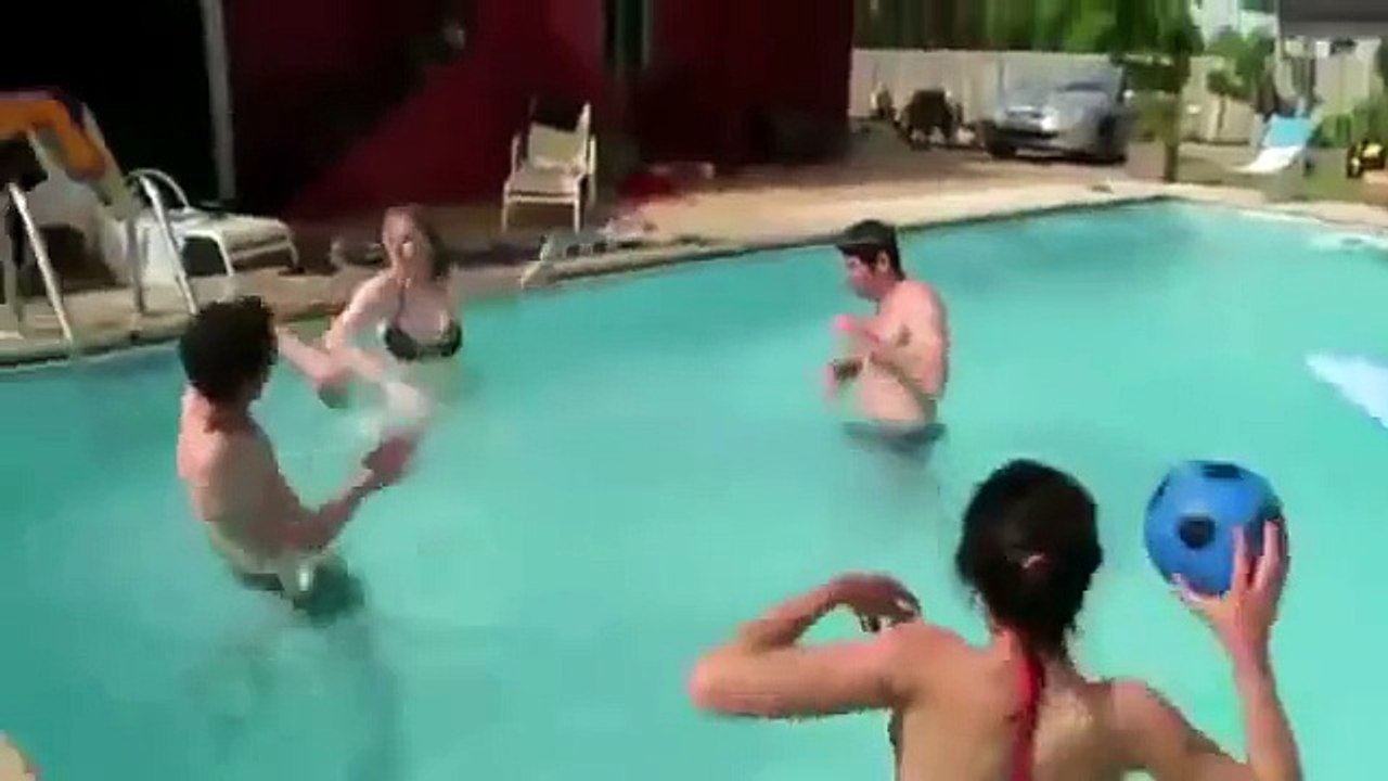 Typ scheißt in den Swimmingpool_cut