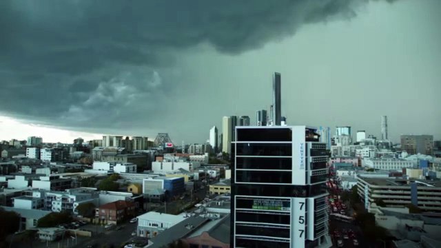 Time-lapse : la ville de Brisbane frappée par la tempête