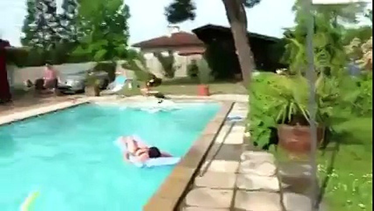 واحد كرشو مقلقتو ونقز في piscine !!! تصورو النتيجة !!!