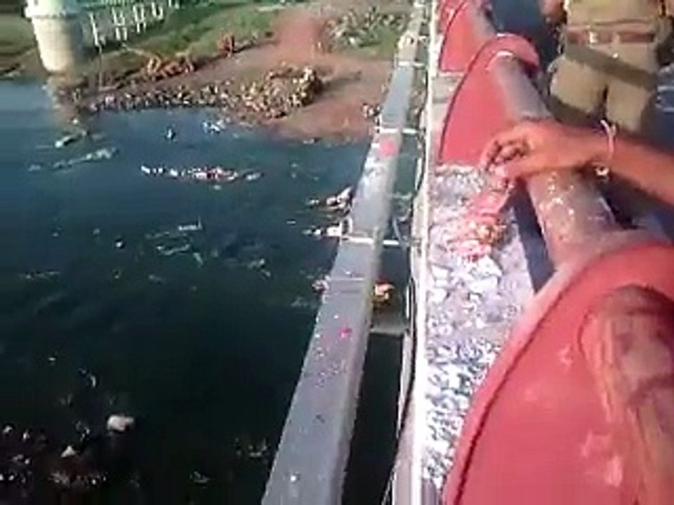 Shocking Video What Happened To Indian Bhagwan