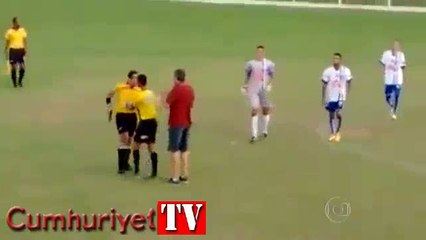 Hakem futbolcuya sahada silah çekti