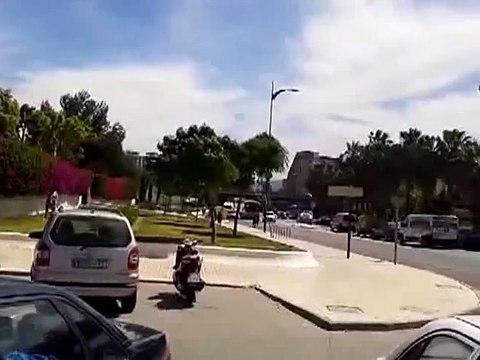 Ce dingue arrête un taureau en pleine rue à mains nues !