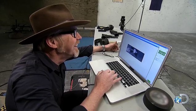 Une balle de pistolet filmée à 73000 images par seconde ! Dingue !