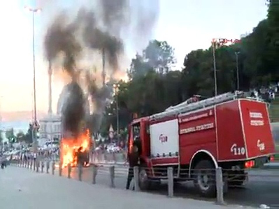 Beşliktaş,ta polis aracı yakılması , ( 1 Haziran 2013)