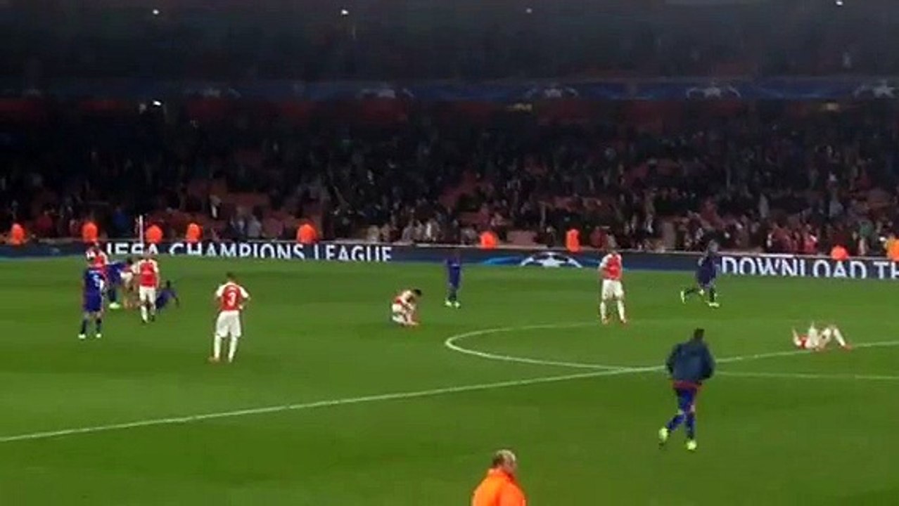 Η λήξη του Άρσεναλ-Ολυμπιακός και οι πανηγυρισμοί των παικτών του Ολυμπιακού.