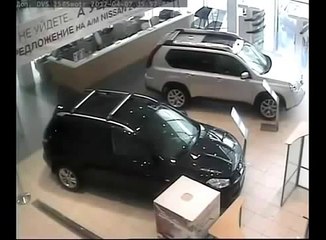 Médico russo ‘perde a paciência’ e desfaz concessionário da Nissan