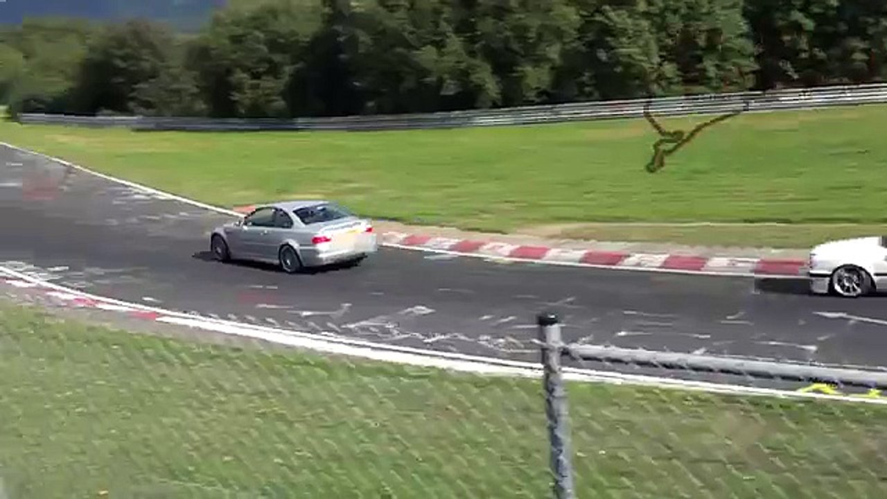 Um BMW M E46 em Nurburgring e um condutor com muita falta de unhas!!!
