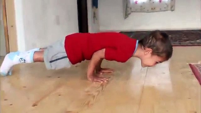 Один из лучших роликов инета! Мальчонке всего пять лет,красавчик!