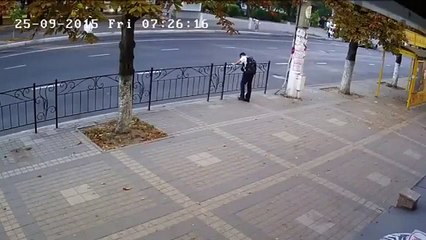 Il passe à seulement 2 mètres d'un terrible accident