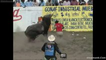 JARIPEO EXTREMO EN EL GRANJENAL MICHOACAN MEXICO JINETES PROFESIONALES MONTAN TOROS PESADOS EN LA FIESTA CHARRA SEPTIEMBRE 2015