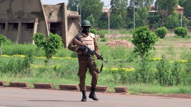 Exército de Burkina Faso retoma quartel de militares golpistas