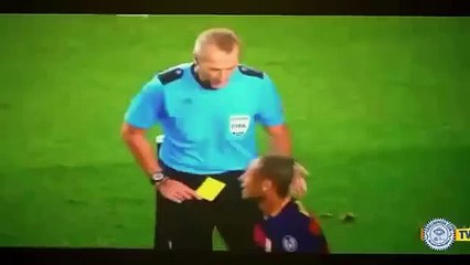 Tình huống ăn vạ và phải nhận thẻ vàng của Neymar trong trận FC Barcelona vs Bayer Leverkusen