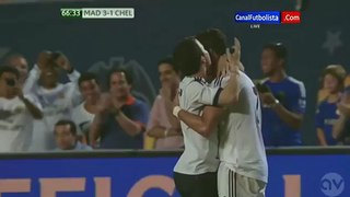 Cristiano Ronaldo abraza a un aficionado que ingresa al campo de juego | Real Madrid vs Chelsea 2013