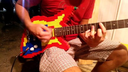 Une guitare électrique faite en LEGO...