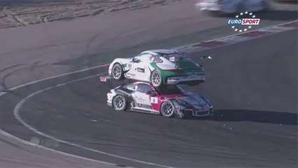2 Porsche l'une sur l'autre après un accident pendant une course automobile en espagne