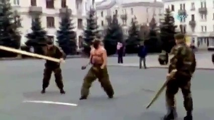 Rus Askerin Güç Gösterisi Hiç Fark Etmez Savaşta Bir Kurşuna Bakar