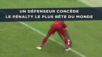 Un défenseur concède le pénalty le plus bête du monde
