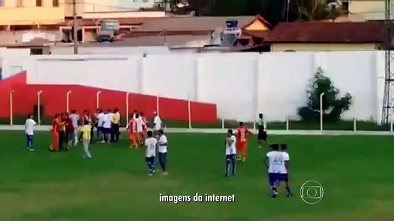 Unbelievable Referee in Brazil pulls out a gun During Brumadinho vs Amantes da Bola 2015